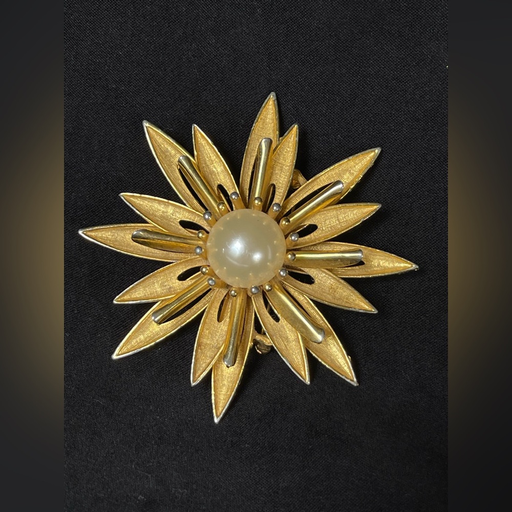 Vintage gold tone brooch large fake pearl